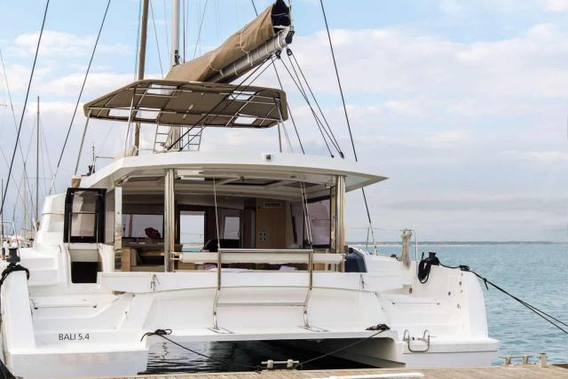 catamaran Dream Yacht Charter